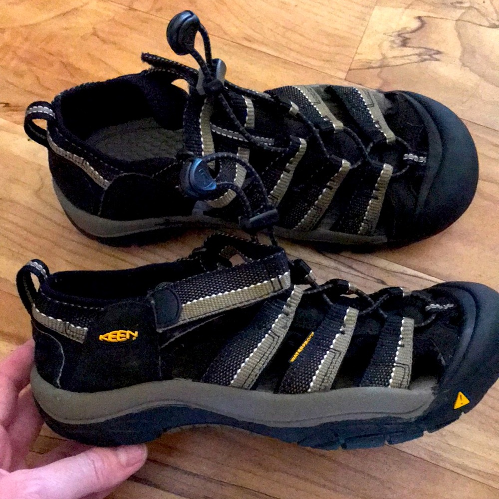 Keen H2 Newport Size 4 boy girl black olive water hiking fisherman sandals EUC